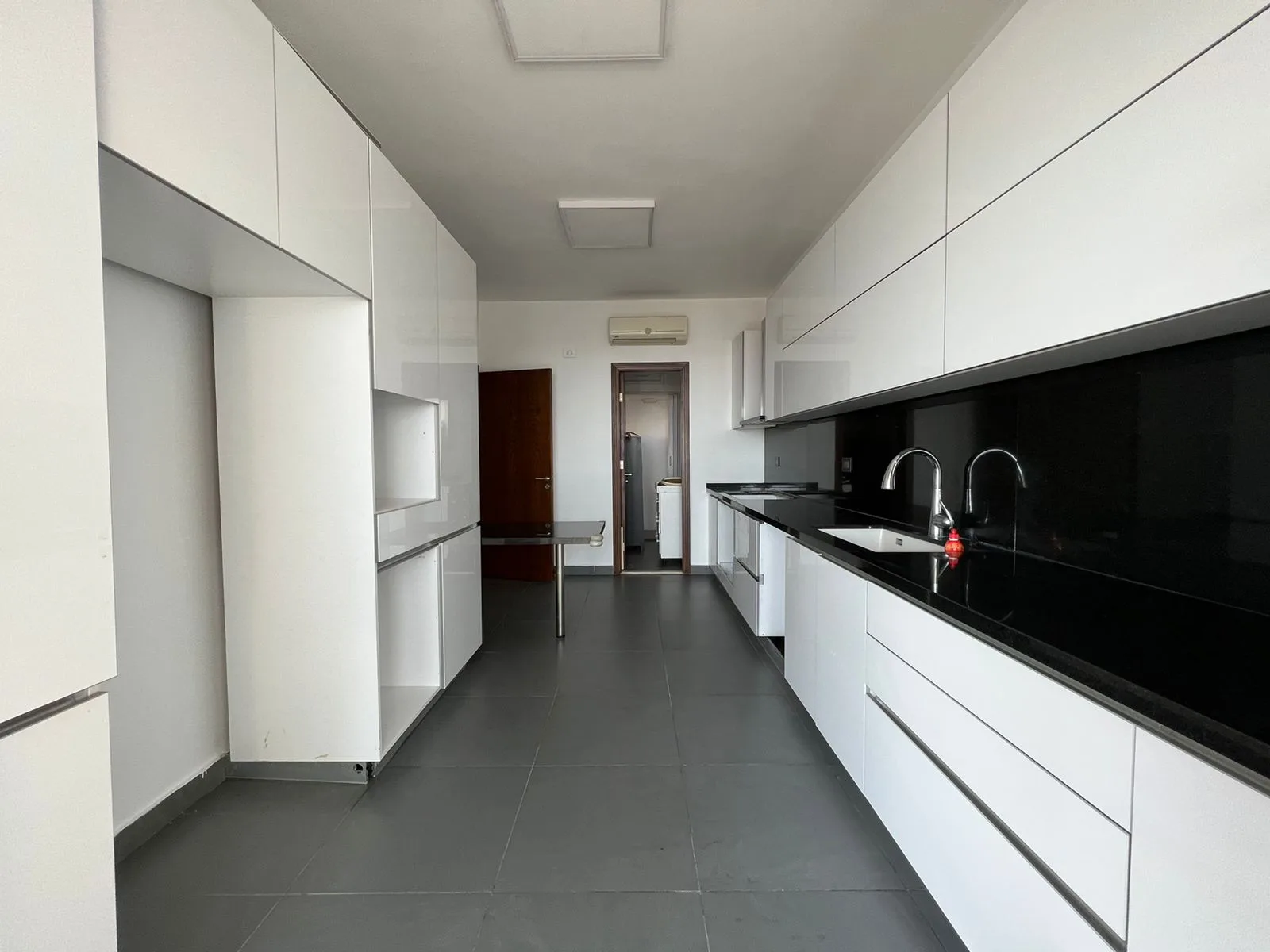 Apartment for Sale in Achrafieh, Beirut, Lebanon — الصورة 5