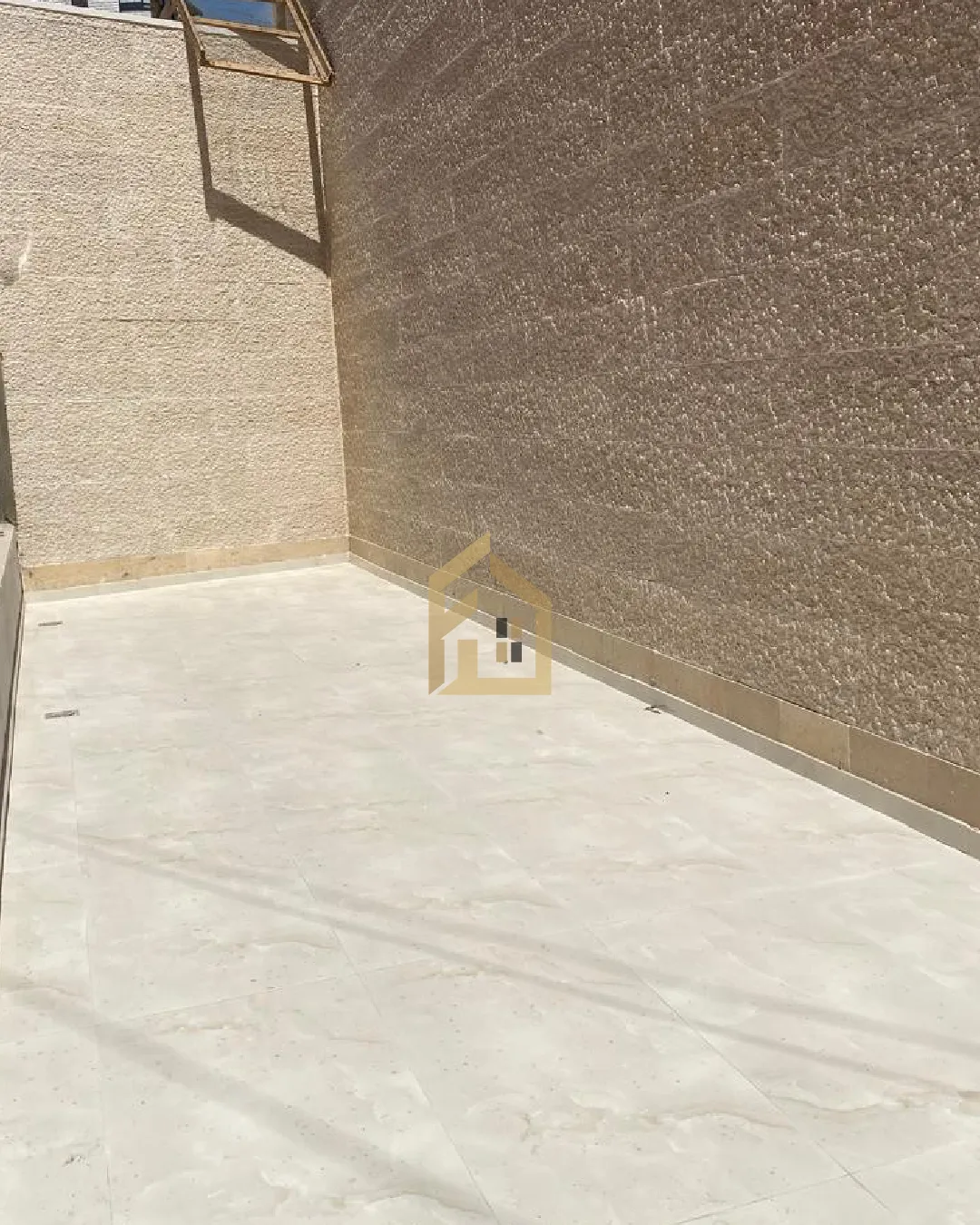 Apartment for Sale in Ballouneh — photo 2