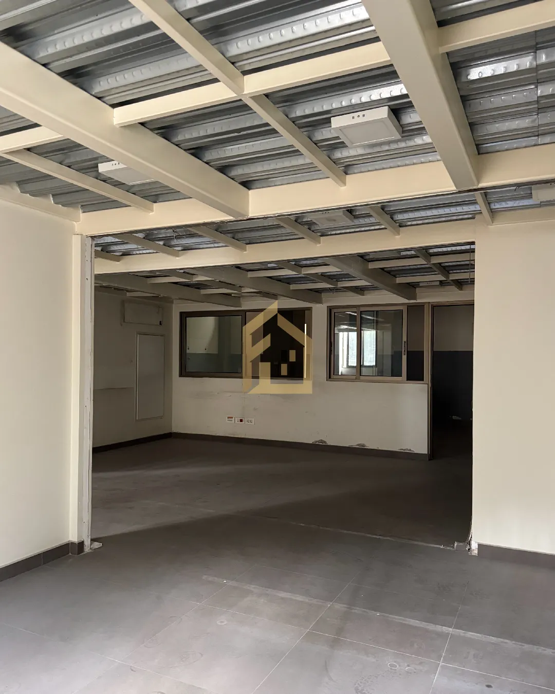 Warehouse for Rent in Bsalim — الصورة 3