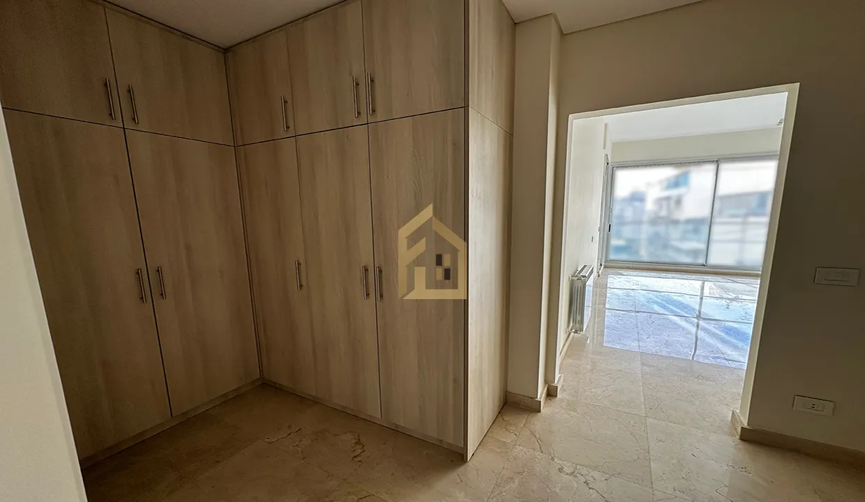 Semi-Furnished Apartment for Rent in Achrafieh — الصورة 2