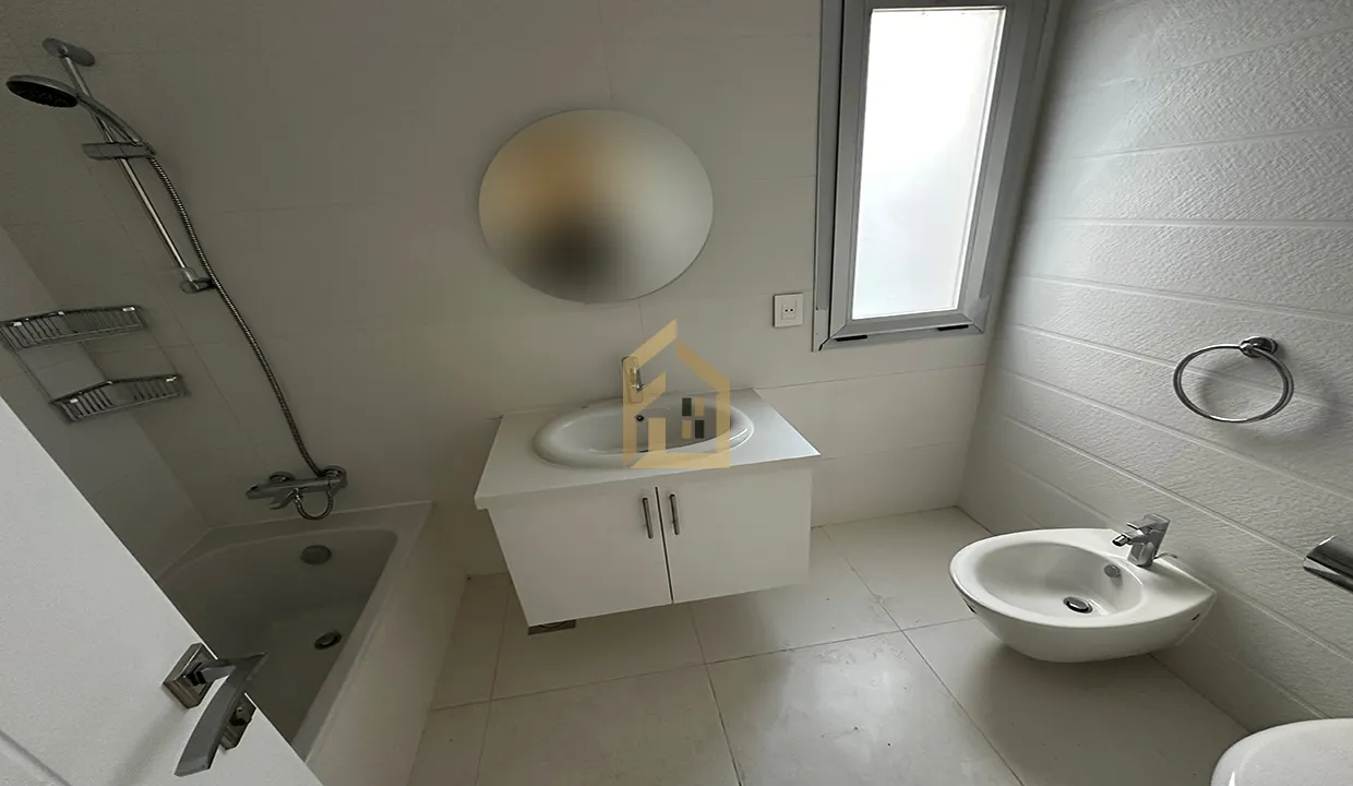 Semi-Furnished Apartment for Rent in Achrafieh — الصورة 5