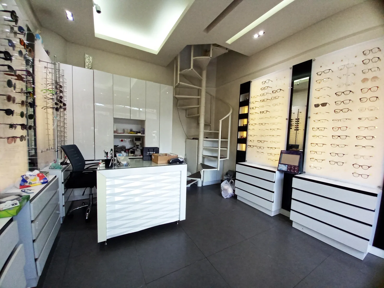 Shop for Sale or for Rent in Dora, Metn