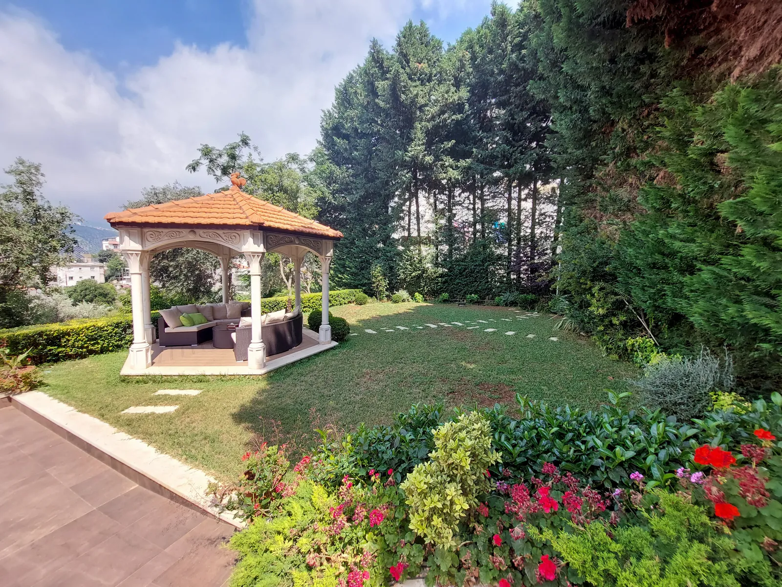 Villa for Rent in Qornet El Hamra, Metn — الصورة 2
