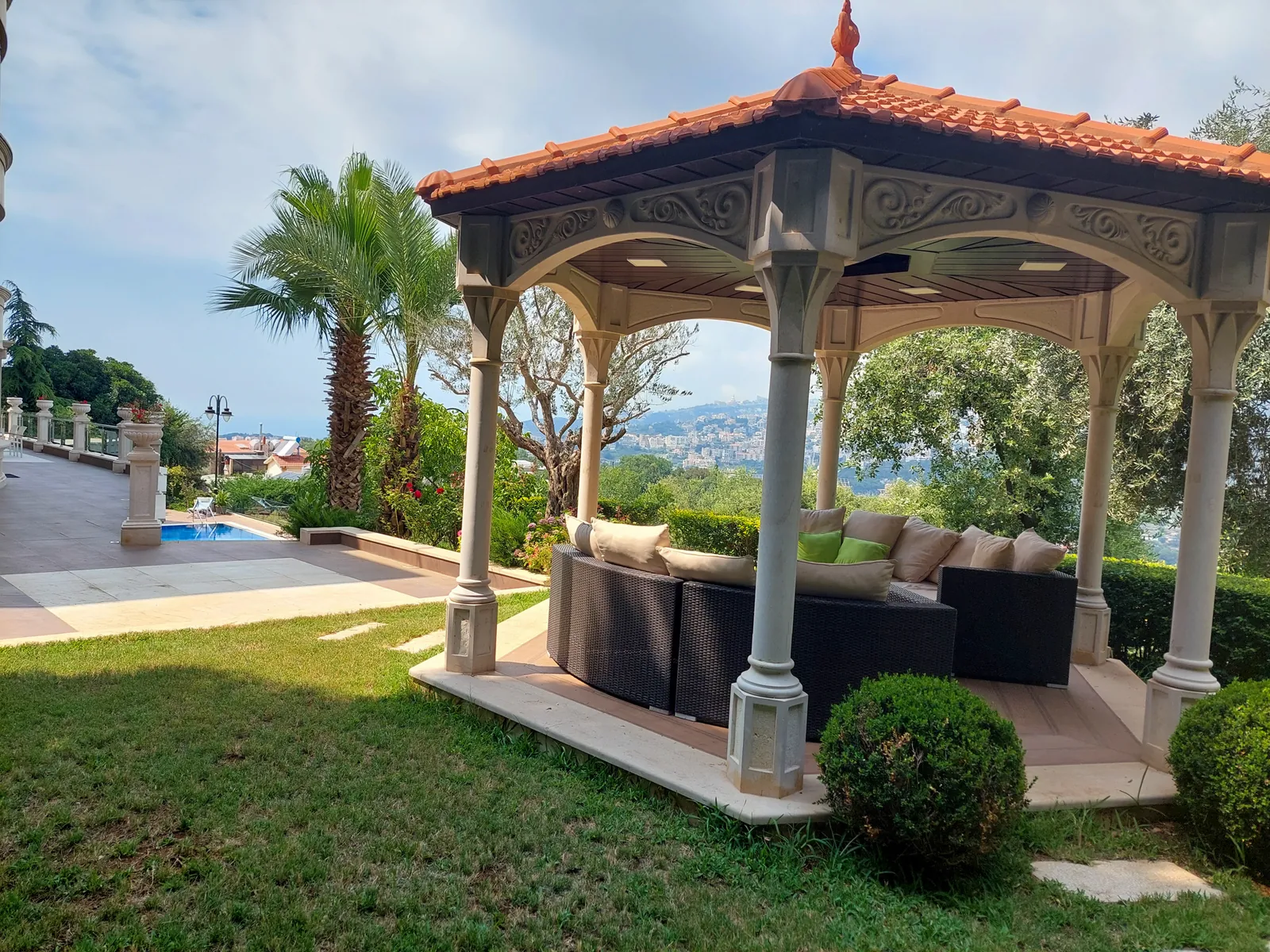 Villa for Rent in Qornet El Hamra, Metn — الصورة 3