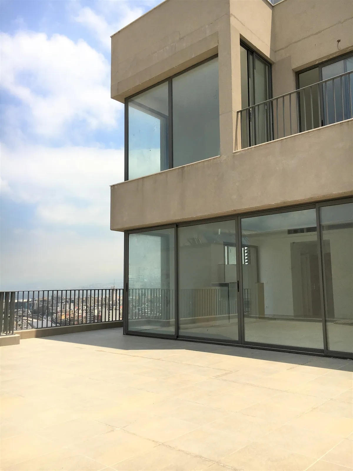 Prime Location Duplex in Achrafieh, Beirut with City and Sea View — الصورة 1