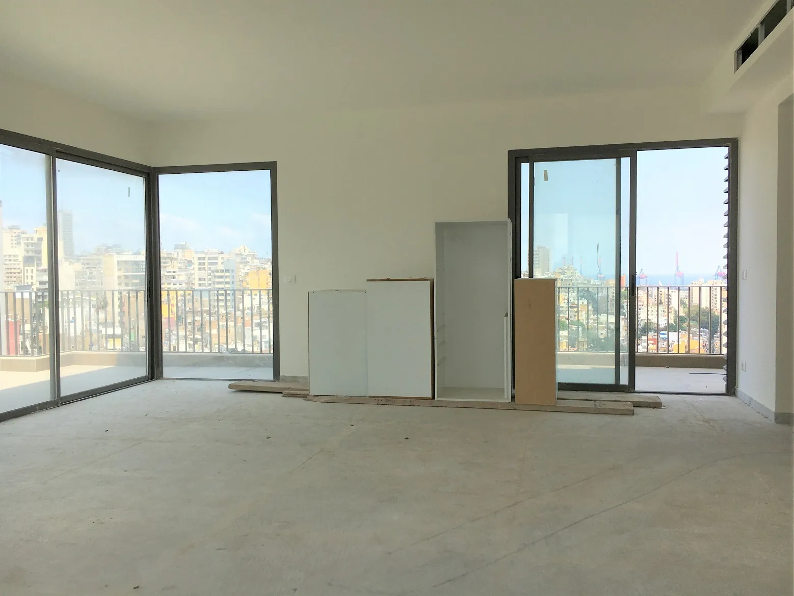 Prime Location Duplex in Achrafieh, Beirut with City and Sea View — الصورة 2