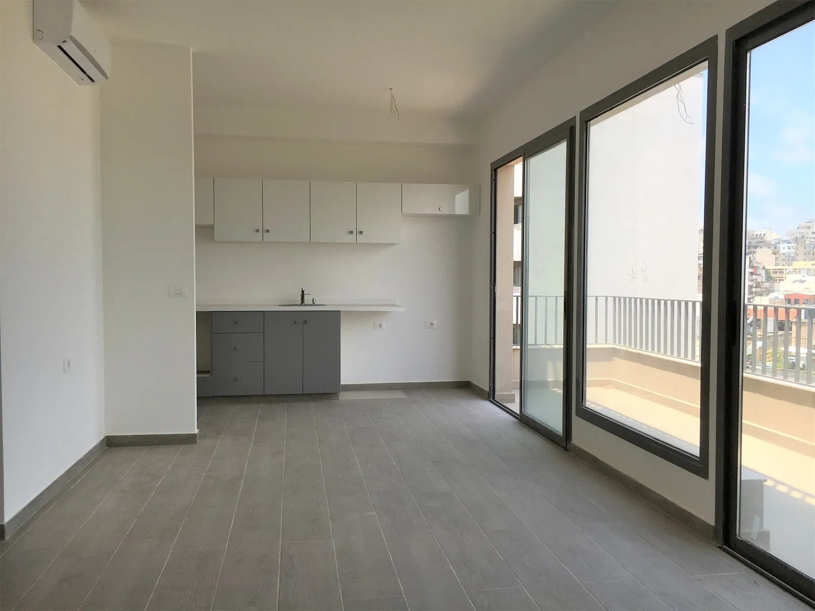 Prime Location Apartment in Achrafieh, Beirut with City View — الصورة 3