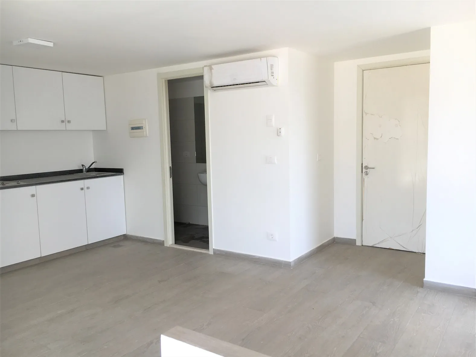 Prime Location Duplex in Achrafieh, Beirut with City and Sea View — الصورة 2
