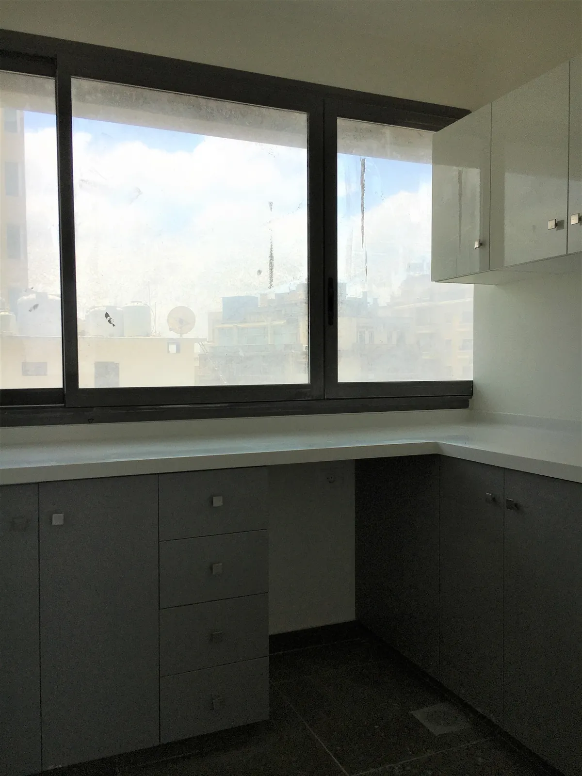 Prime Location Duplex in Achrafieh, Beirut with City and Sea View — الصورة 4