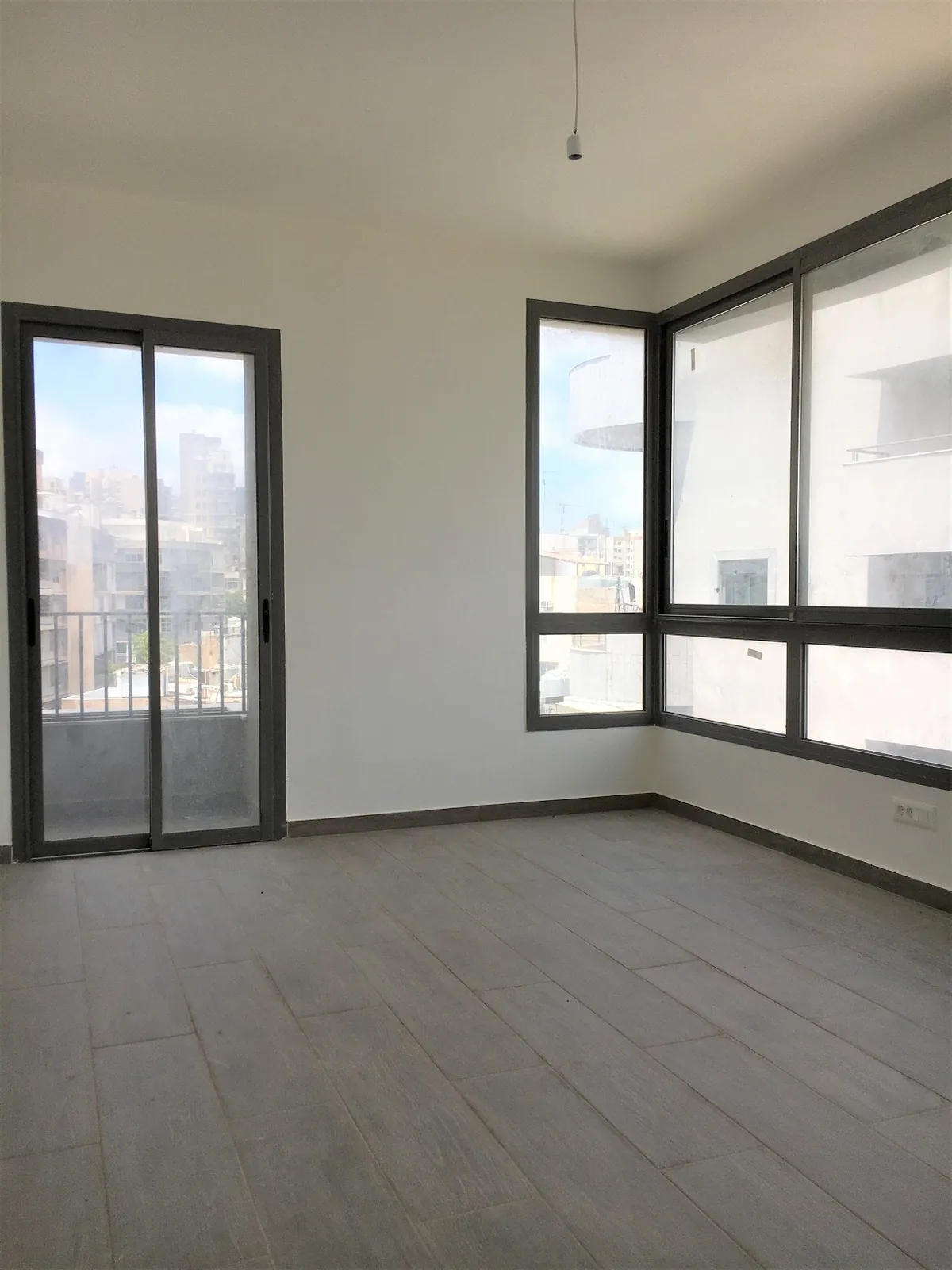 Prime Location Duplex in Achrafieh, Beirut with City and Sea View — الصورة 5