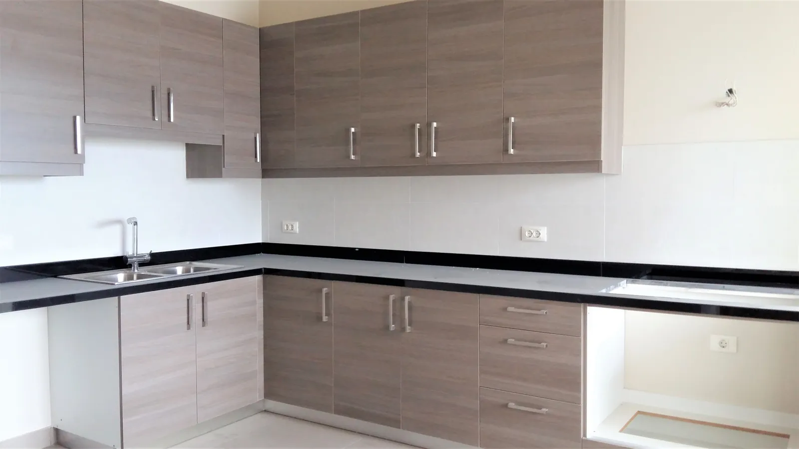 Prime Location Apartment in Achrafieh, Beirut with City View — الصورة 3