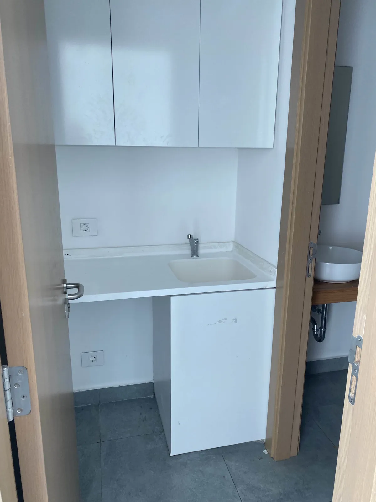Office for Rent in Antelias, Metn — الصورة 3