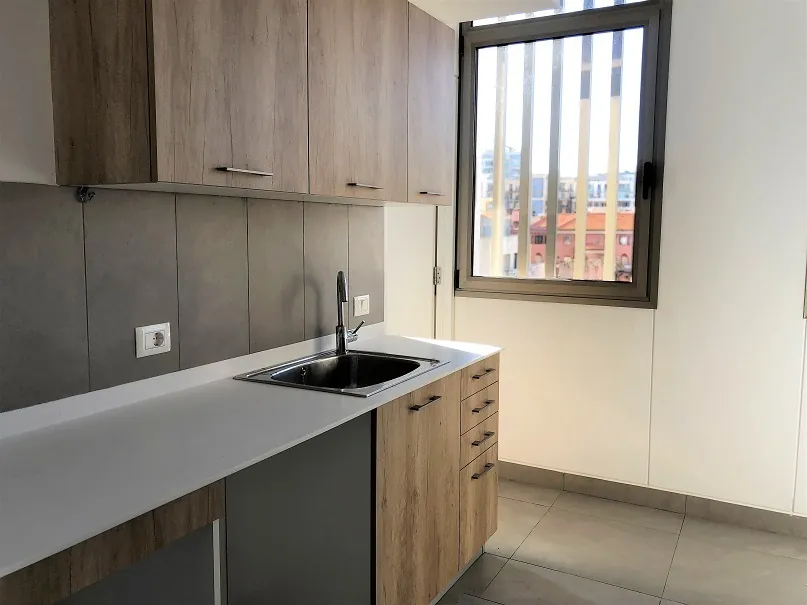 Prime Location Apartment for Rent in Gemmayze, Beirut — الصورة 2
