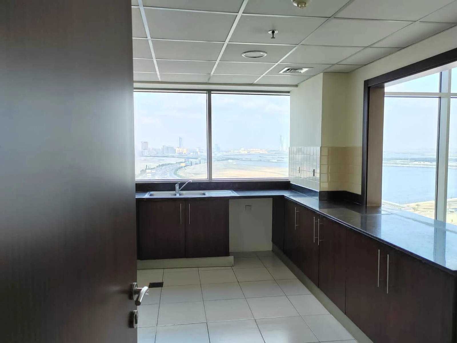 Installments Available- Luxurious Apartment in Dubai, UAE, Business Bay — الصورة 3
