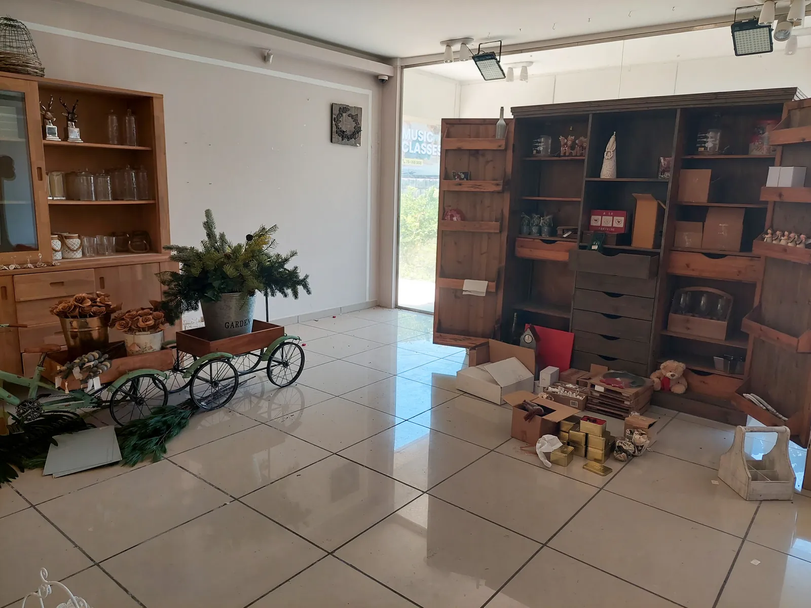 Showroom for Rent in Mazraat Yachouh, Metn