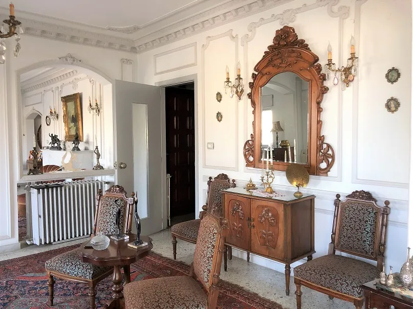 Vintage Penthouse in a Prestigious Location in Achrafieh with a View — الصورة 4