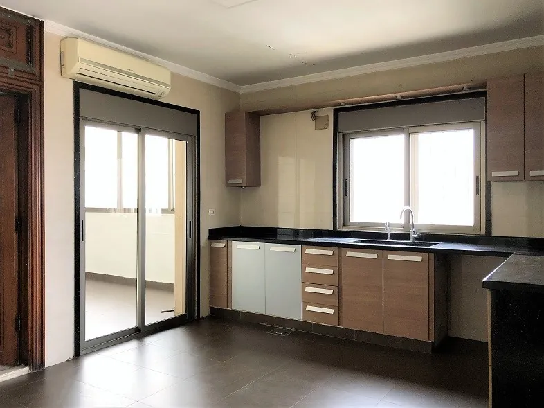 Apartment for Rent in Achrafieh, Beirut — الصورة 3