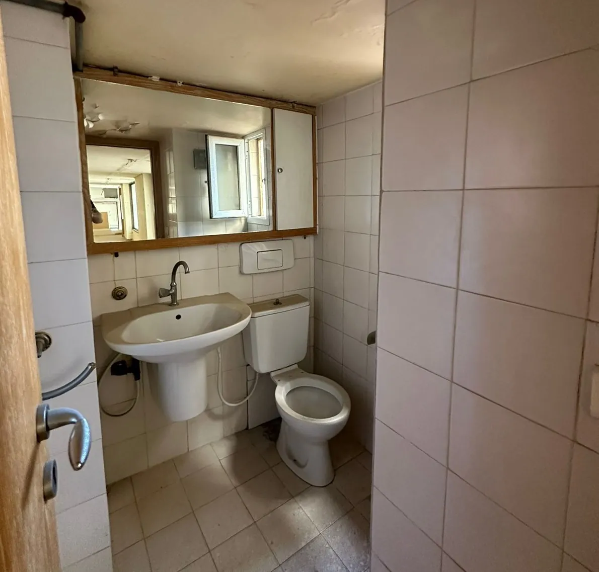 Shops and Offices for Rent in Center of Kaslik, Keserwan — الصورة 4