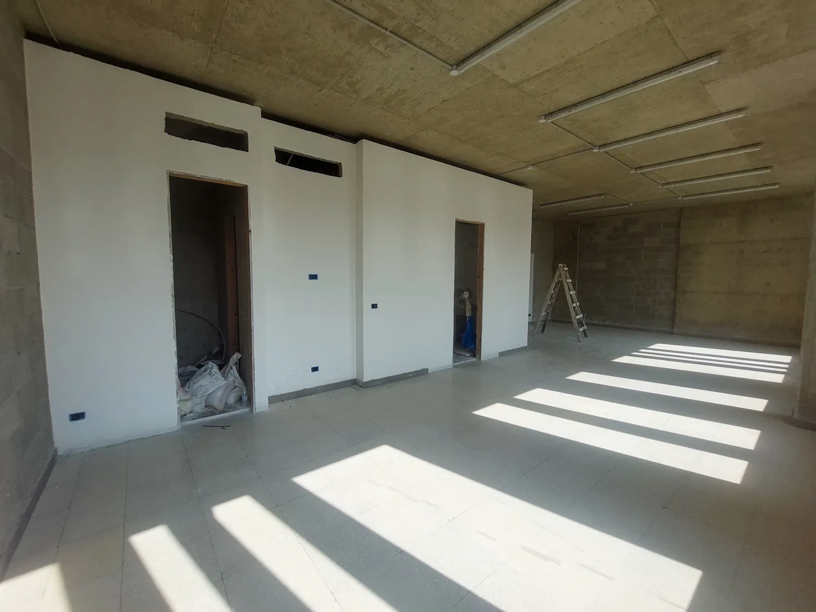 Brand New Office for Rent in Dbayeh, Metn with Mountain View — الصورة 2
