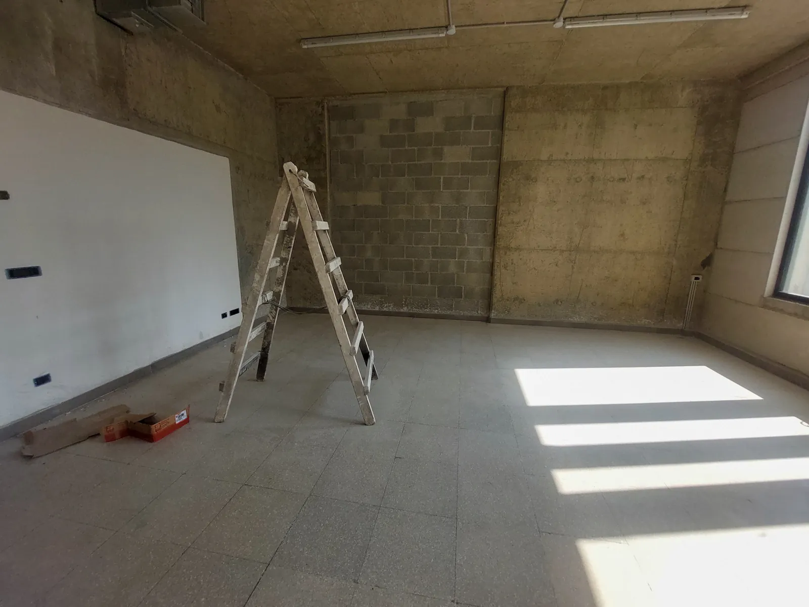 Brand New Office for Rent in Dbayeh, Metn with Mountain View — الصورة 3