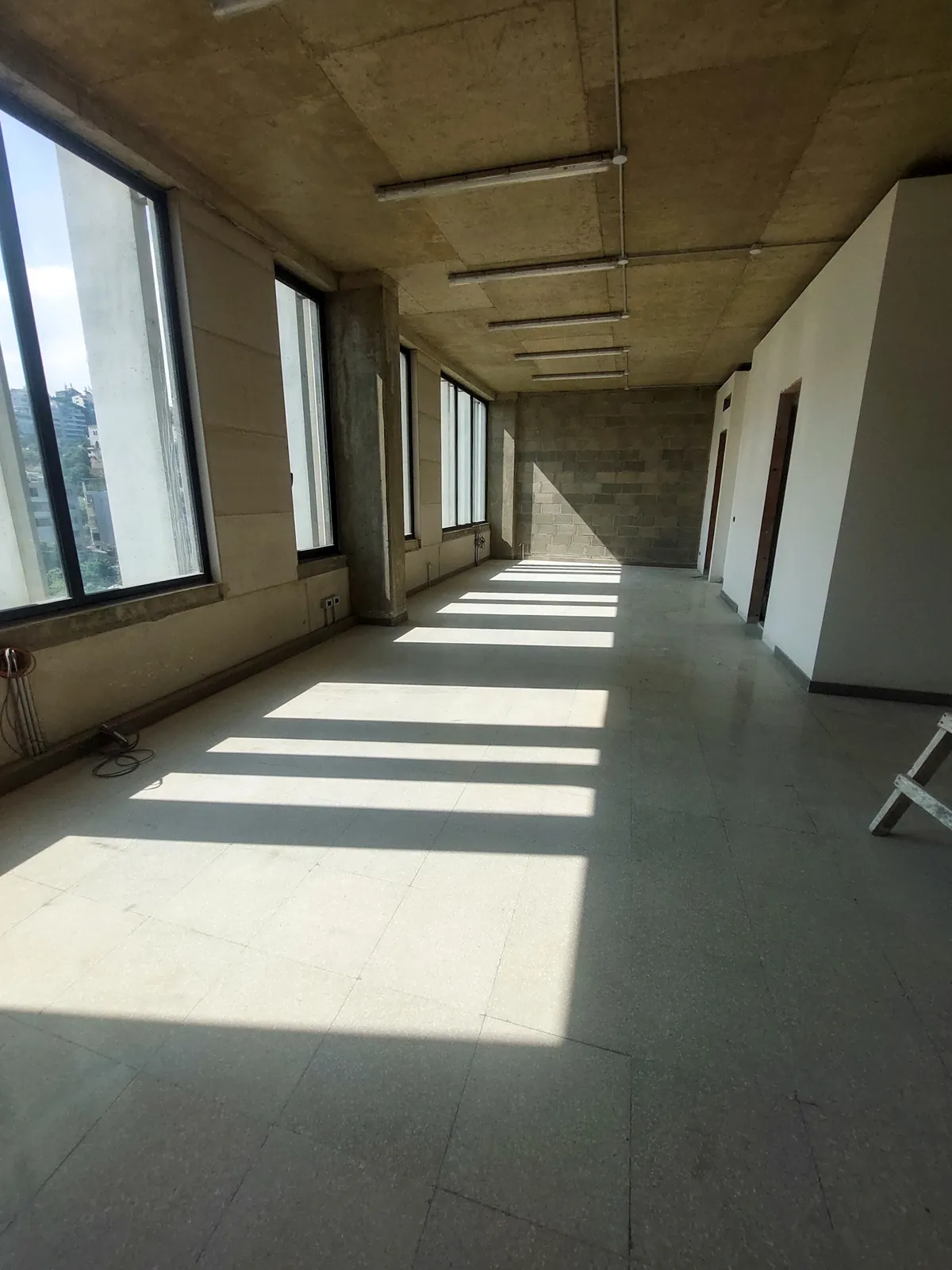 Brand New Office for Rent in Dbayeh, Metn with Mountain View — الصورة 4