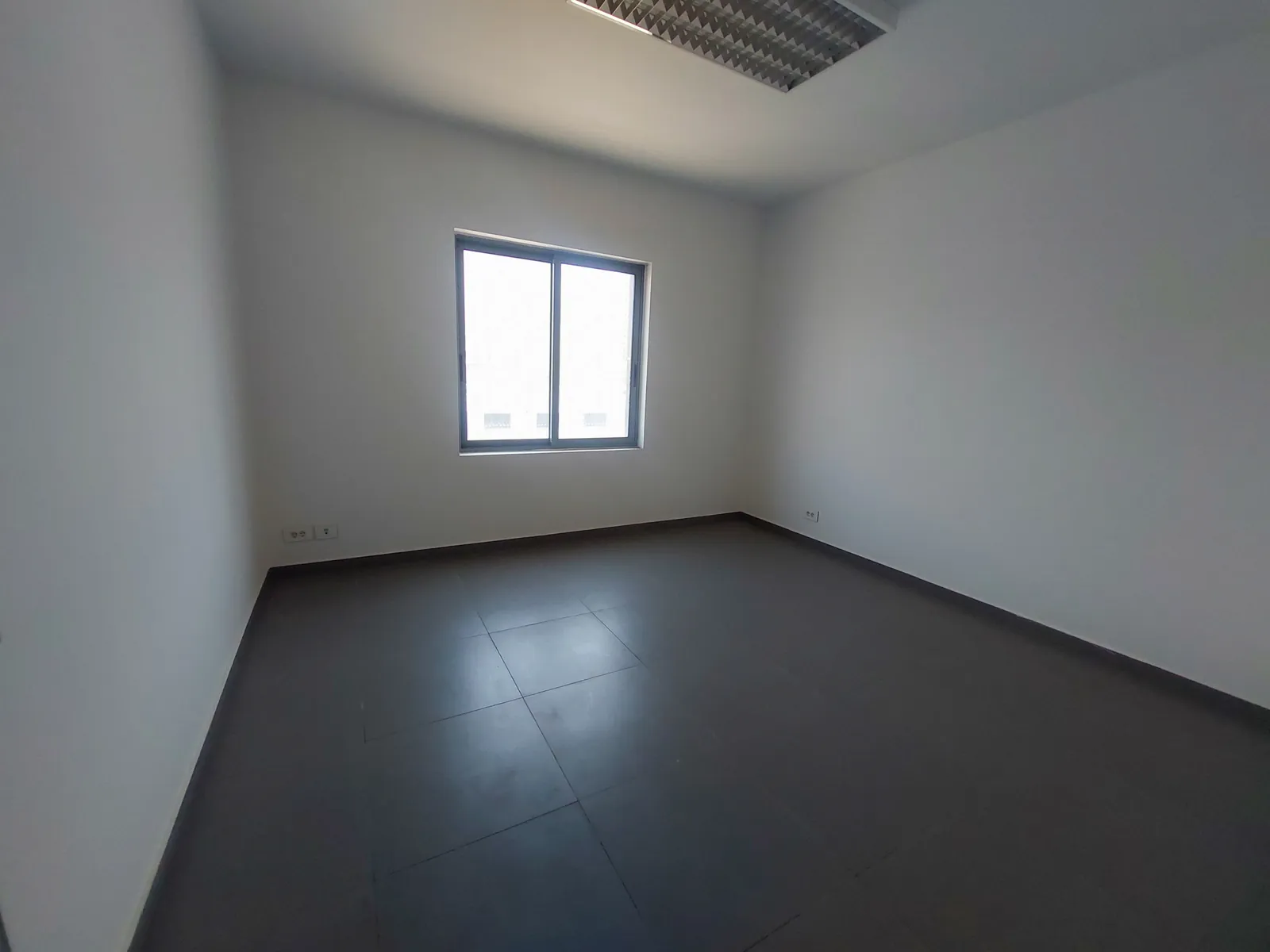 Prime Location Office in Dekwaneh, Metn — الصورة 1