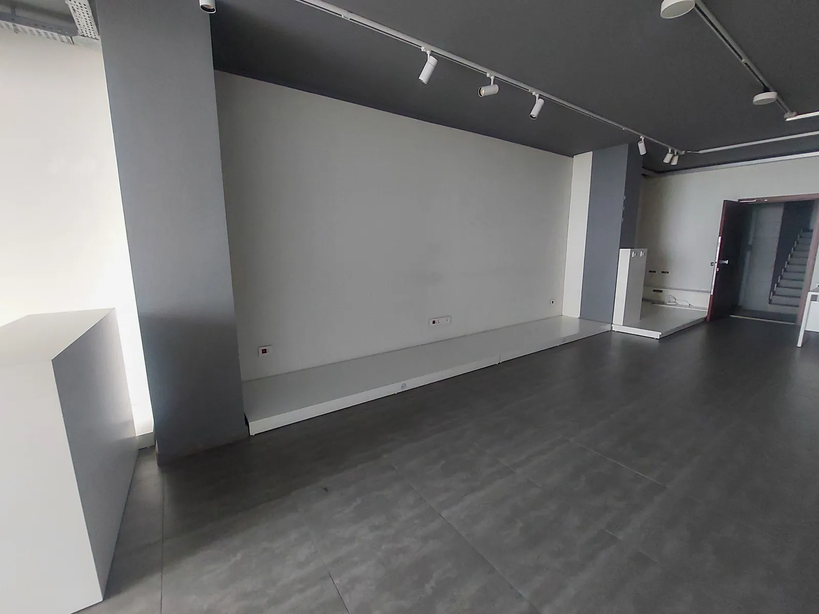 Showroom/Office for Sale or for Rent in Mazraat Yachouh, Metn