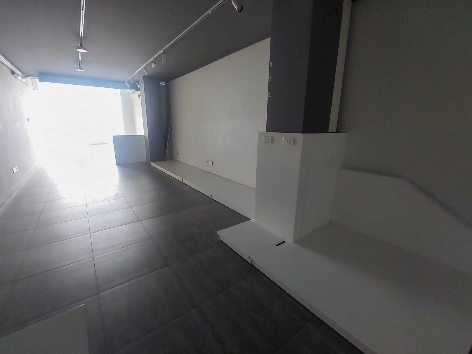 Showroom/Office for Sale or for Rent in Mazraat Yachouh, Metn — الصورة 2