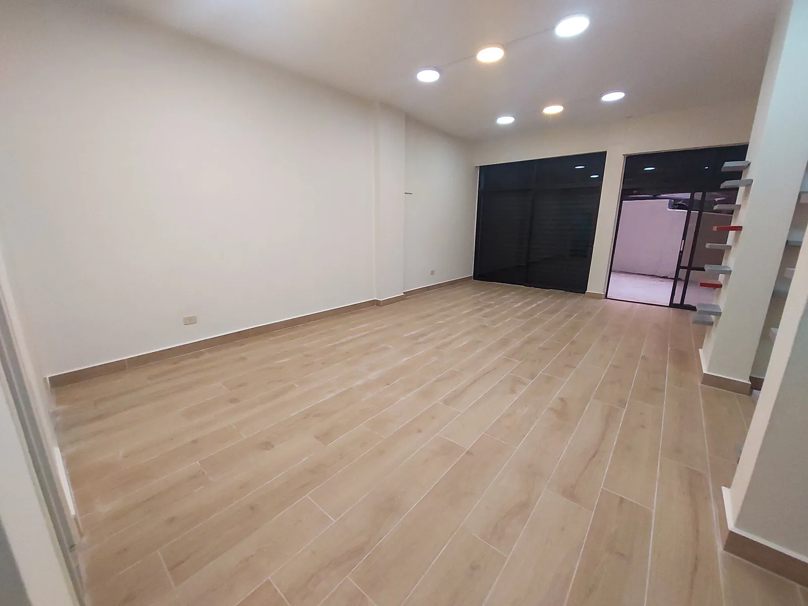 Prime Location Shop in Naccache, Metn — الصورة 4
