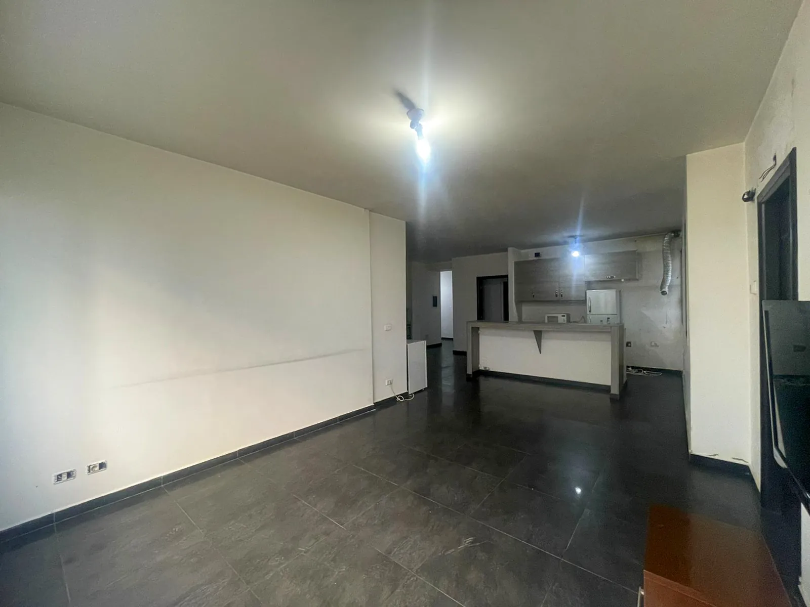 Semi Furnished Apartment for Rent in Dekwaneh, Metn — الصورة 3