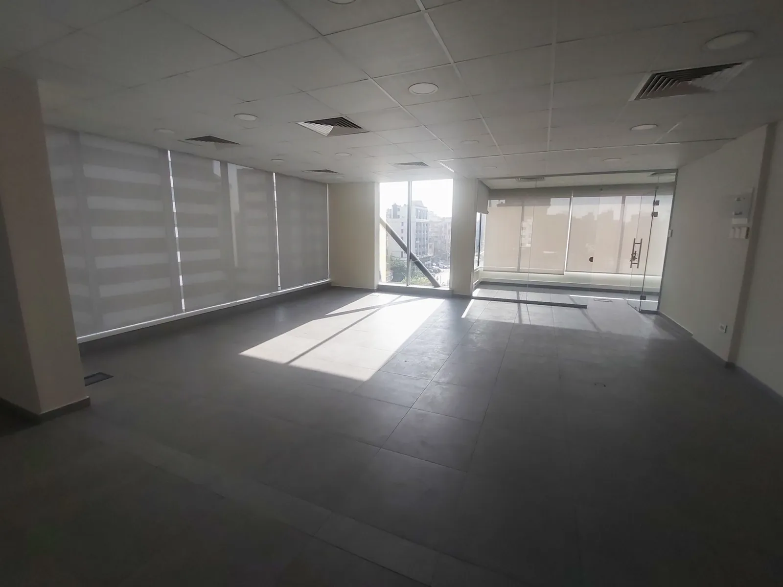 Prime Location Office for Rent in Bauchrieh, Metn — الصورة 2
