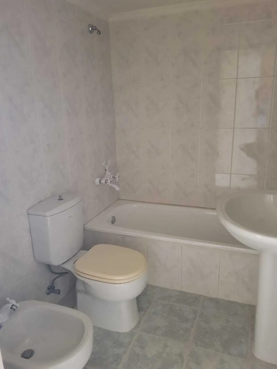 Apartment for Rent in Ballouneh with Sea and Mountain View — الصورة 4