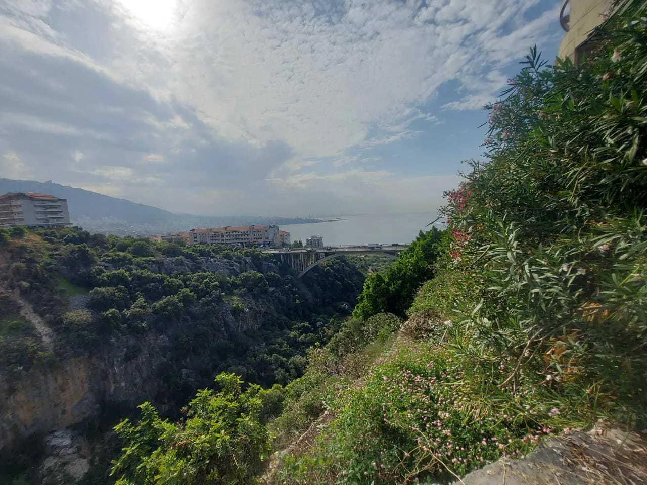 Land in Adma Keserwan with Breathtaking Sea and Mountain View — الصورة 2