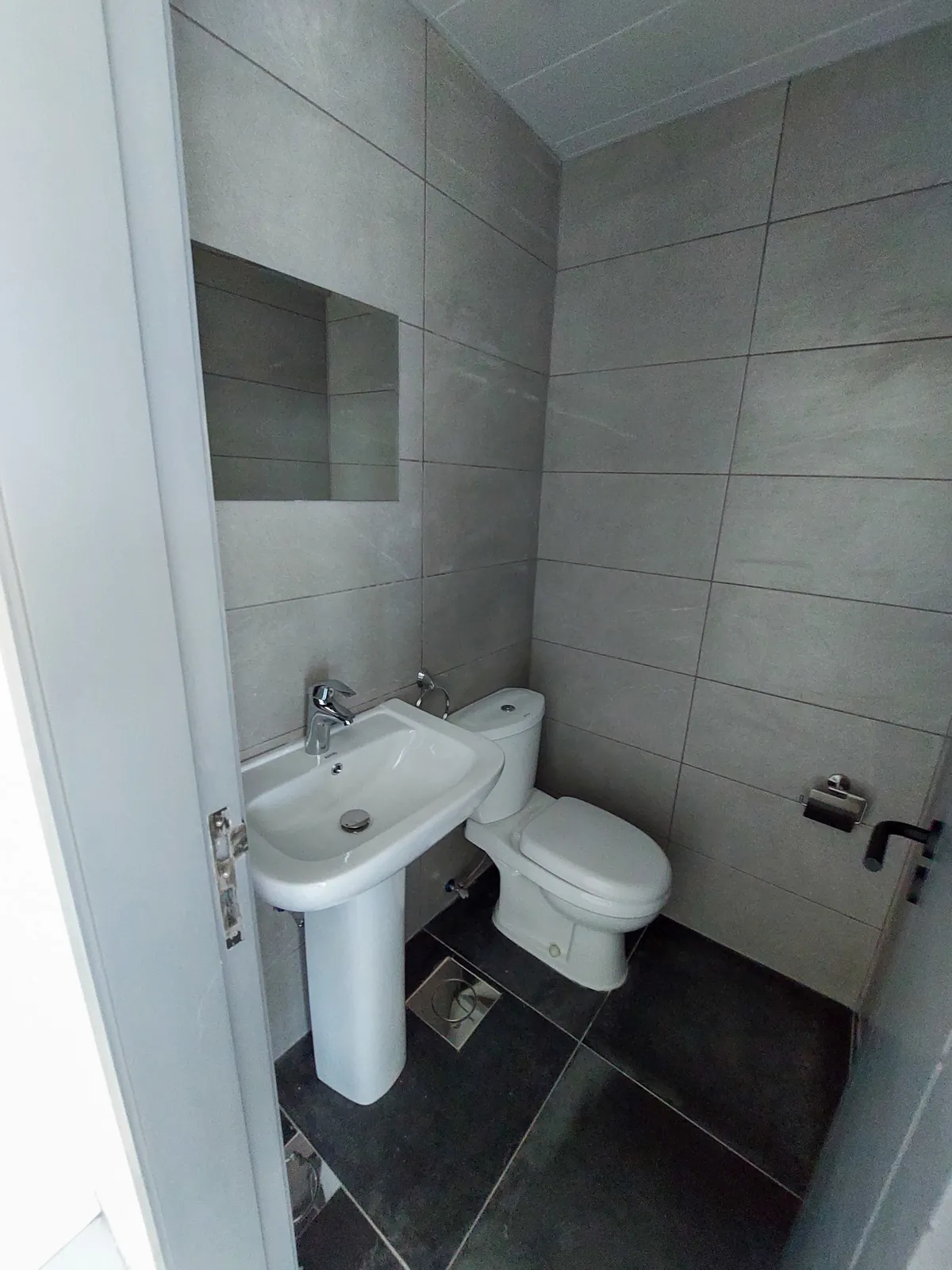 Prime Location New Office for Rent in Dbayeh, Metn — الصورة 4