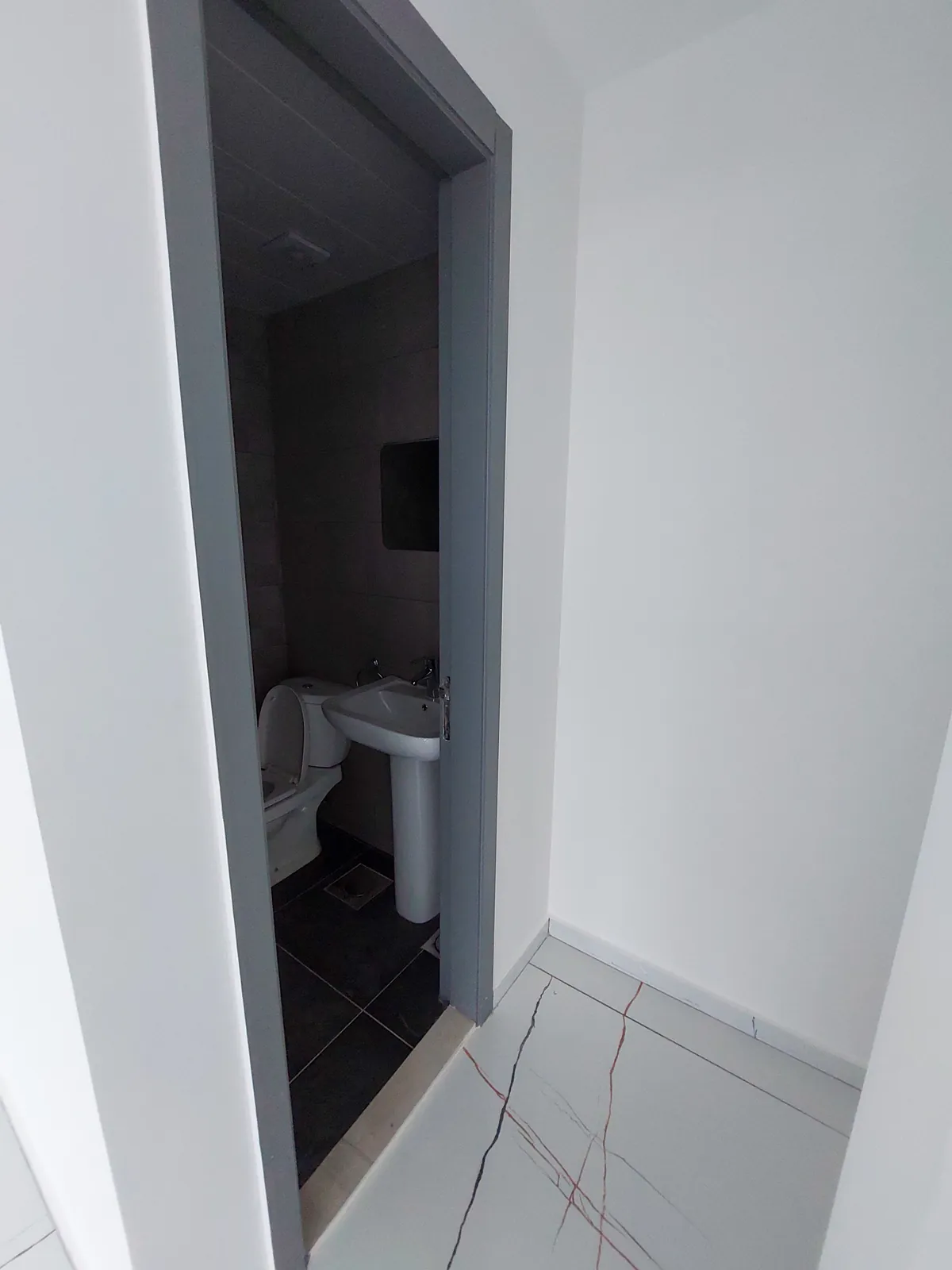 Prime Location New Office for Rent in Dbayeh, Metn — الصورة 5