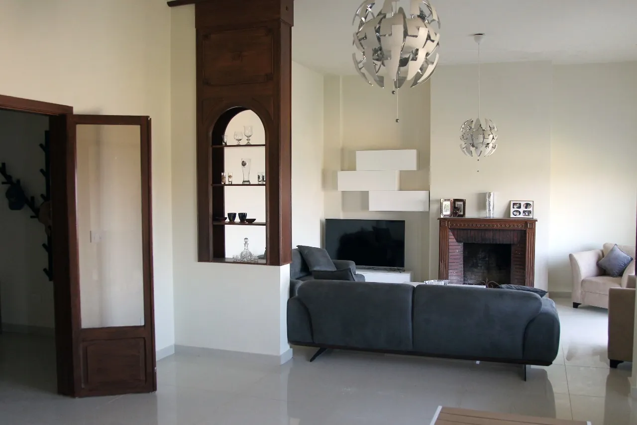 Furnished Apartment in Ballouneh with Sea and Mountain View — الصورة 2