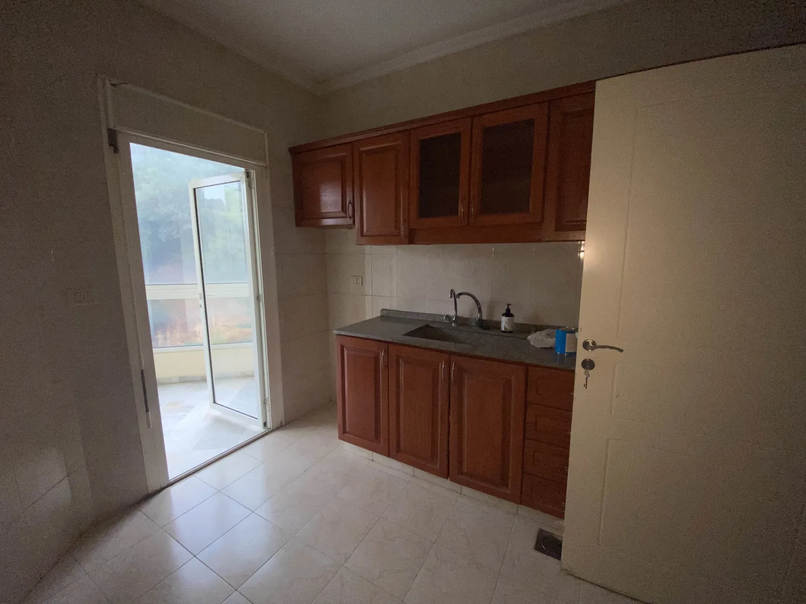 Semi-Furnished Apartment for Rent in Antelias, Metn — الصورة 2