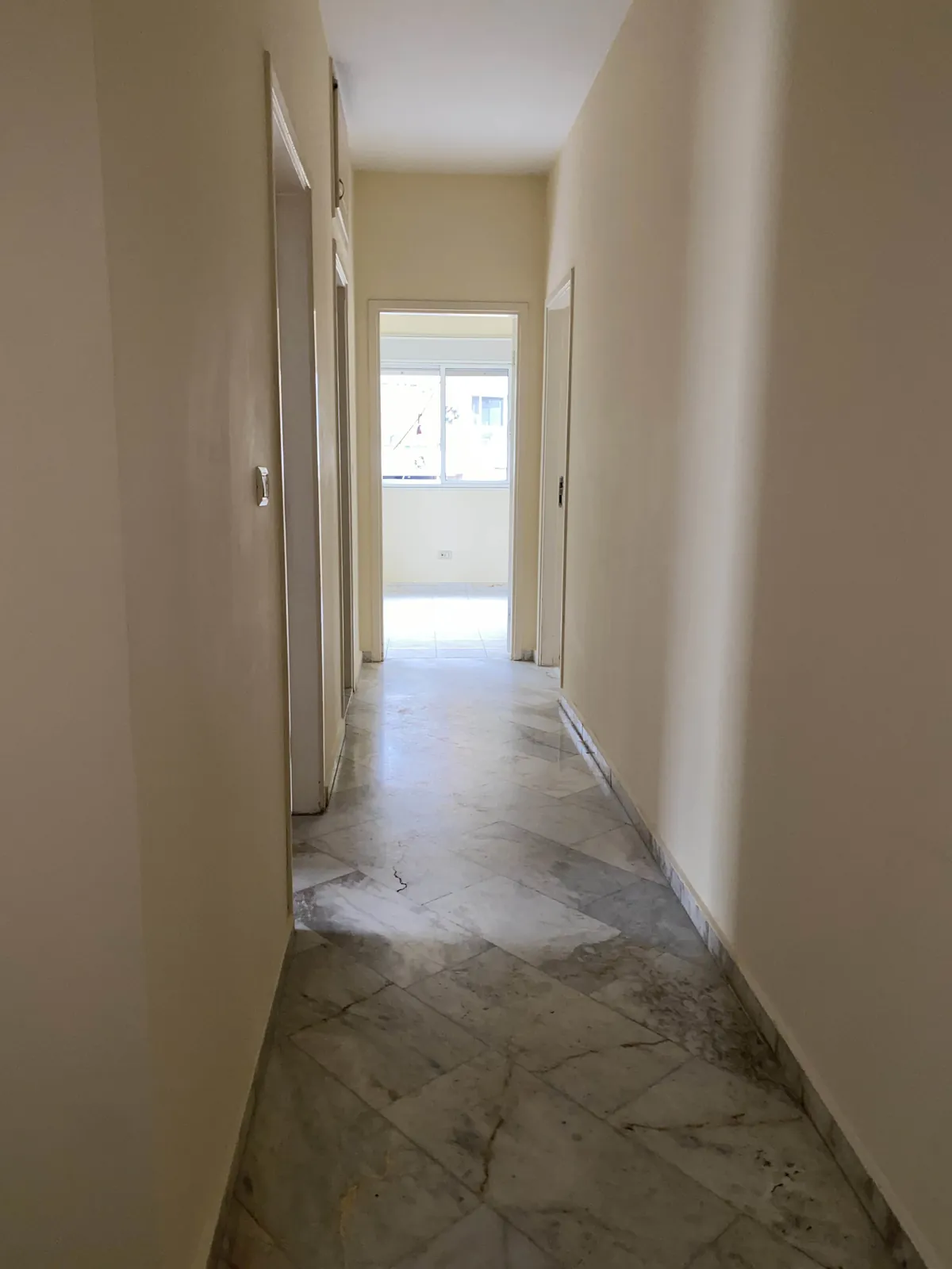 Semi-Furnished Apartment for Rent in Antelias, Metn — الصورة 3