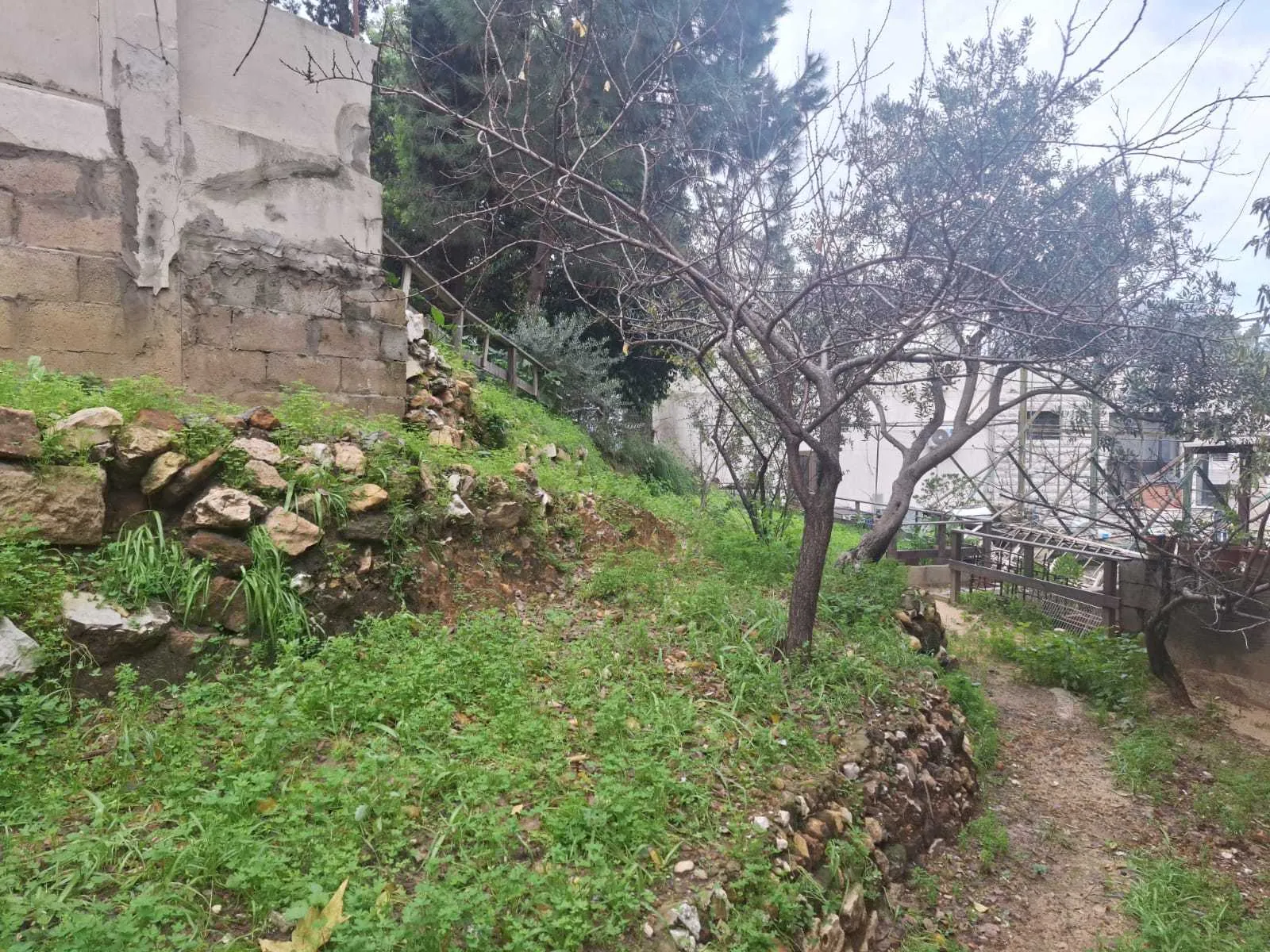 Land in Aaraya, Baabda Overlooking the Mountains & Highway — الصورة 1