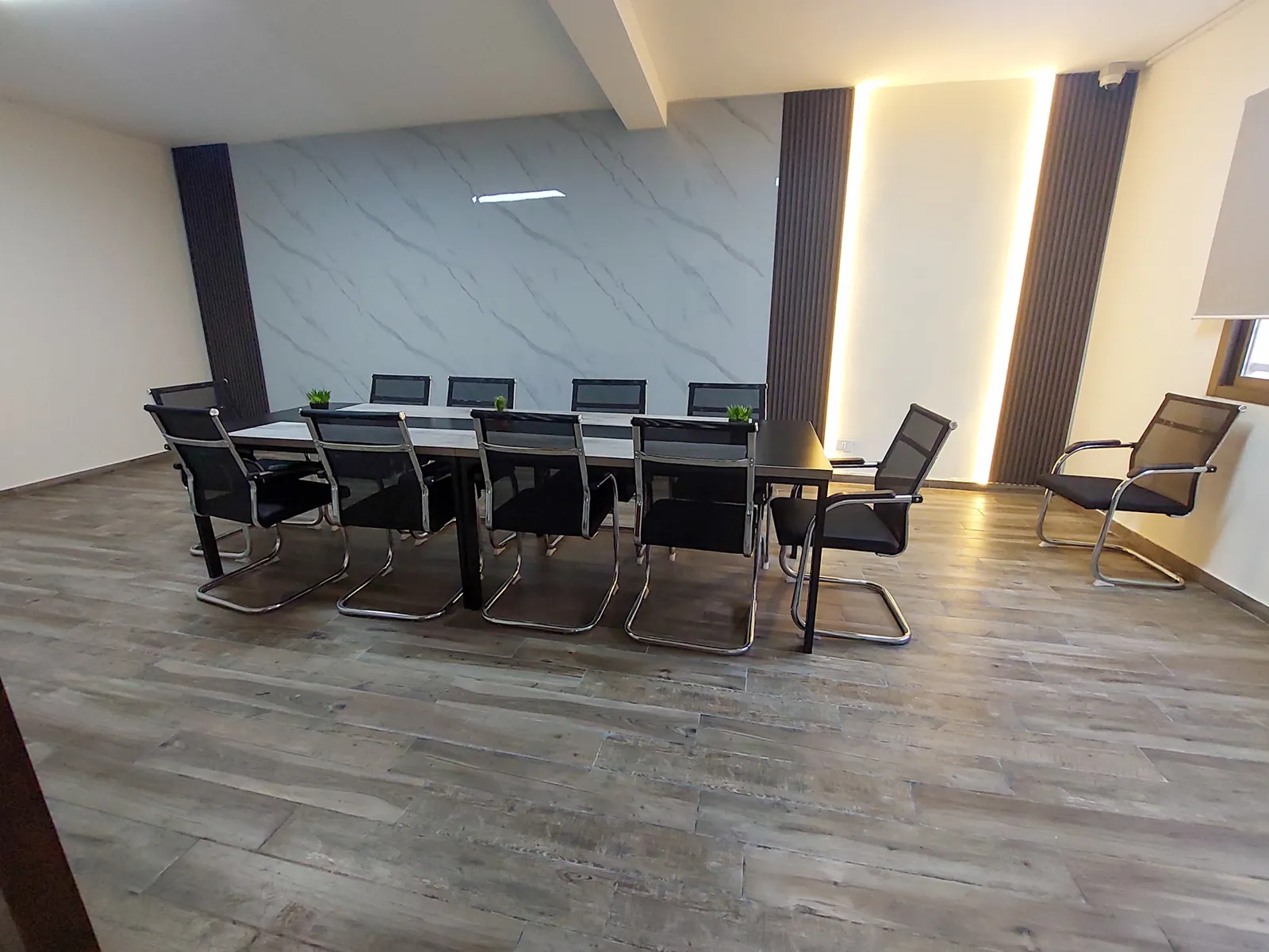 Prime Location Office for Rent in Aoukar, Metn — الصورة 2