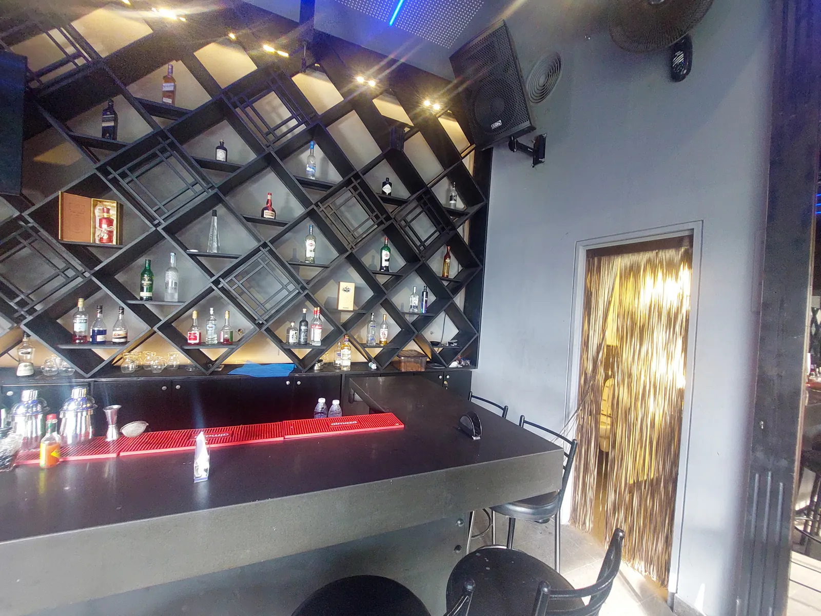 Prime Location Fully Furnished Shop in Dbayeh, Metn — الصورة 3