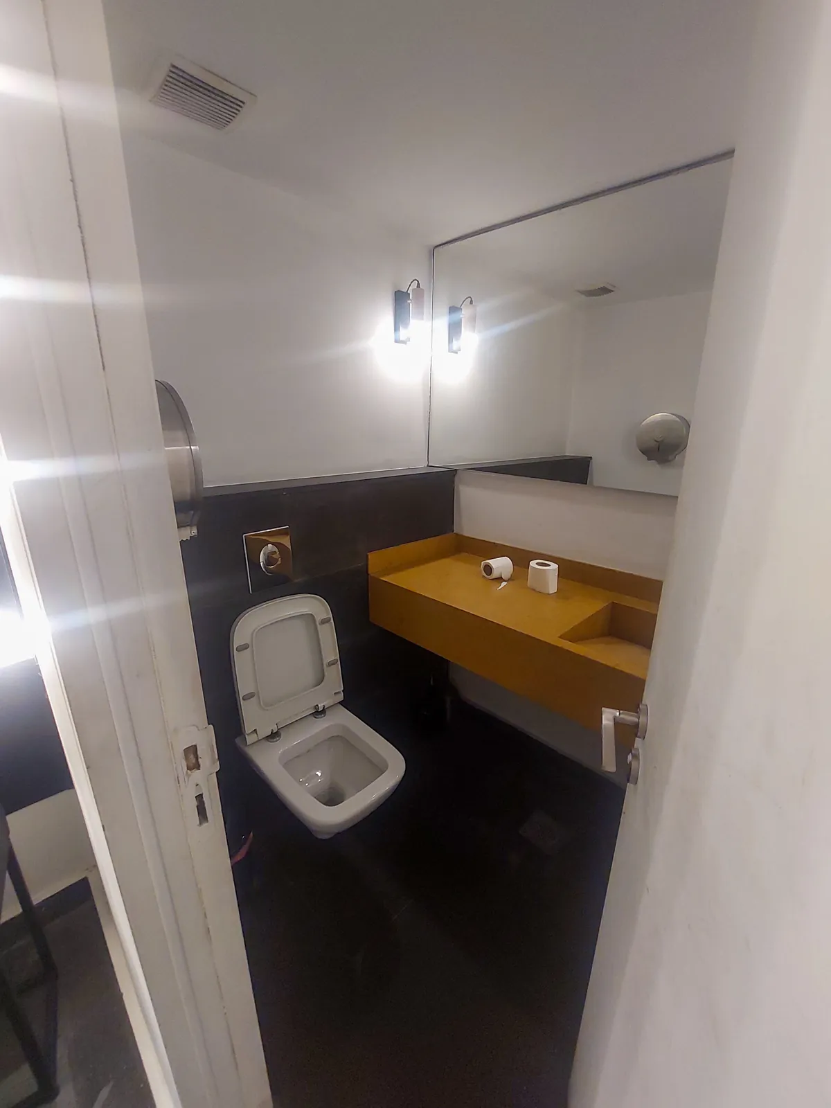 Prime Location Fully Furnished Shop in Dbayeh, Metn — الصورة 5