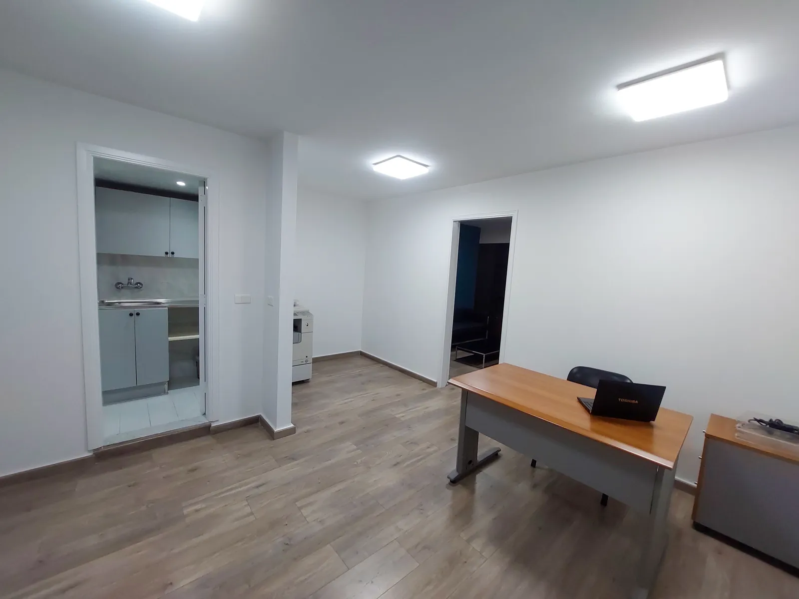Fully Furnished Office in Dekwaneh, Metn — الصورة 3