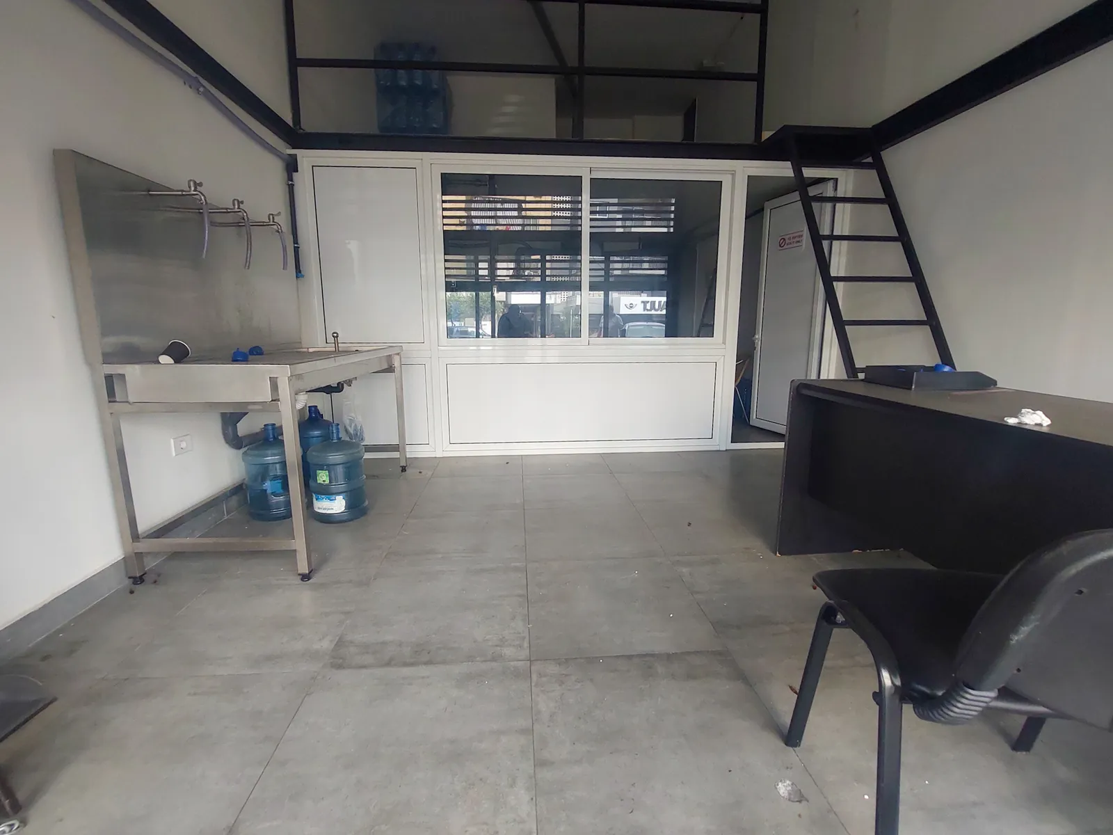 Prime Location Shop + Warehouse in Bauchrieh, Metn — الصورة 5