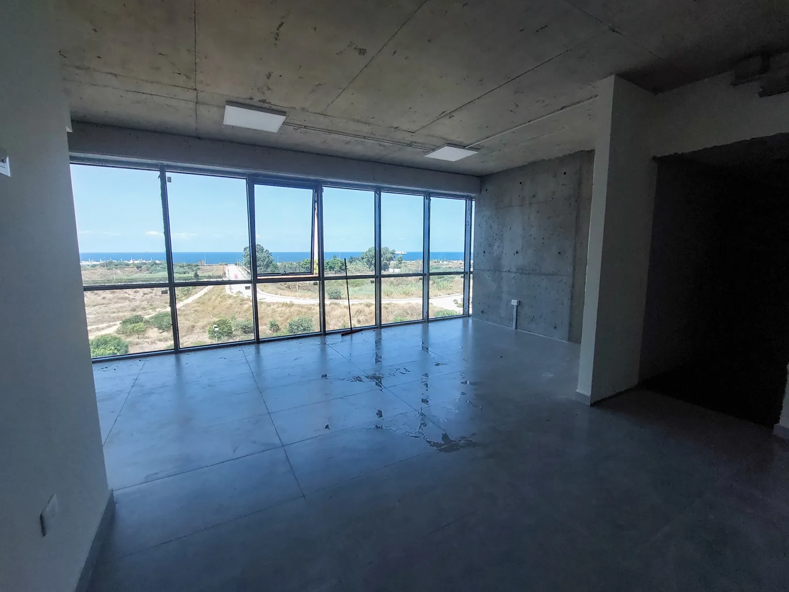 Prime Location Office in Dbayeh, Metn — الصورة 2