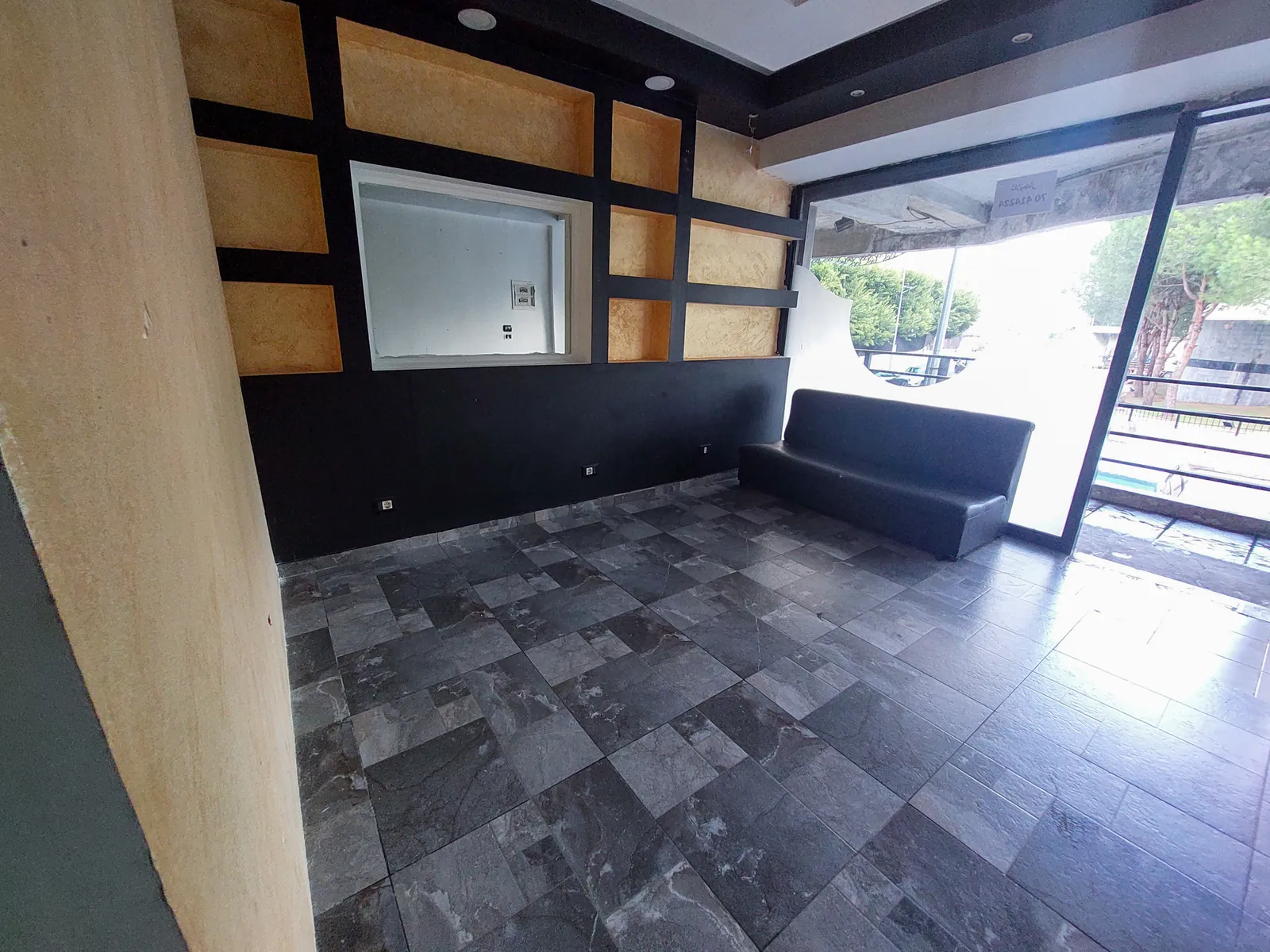 Prime Location Shop/Office in Mazraat Yachouh, Metn — الصورة 2