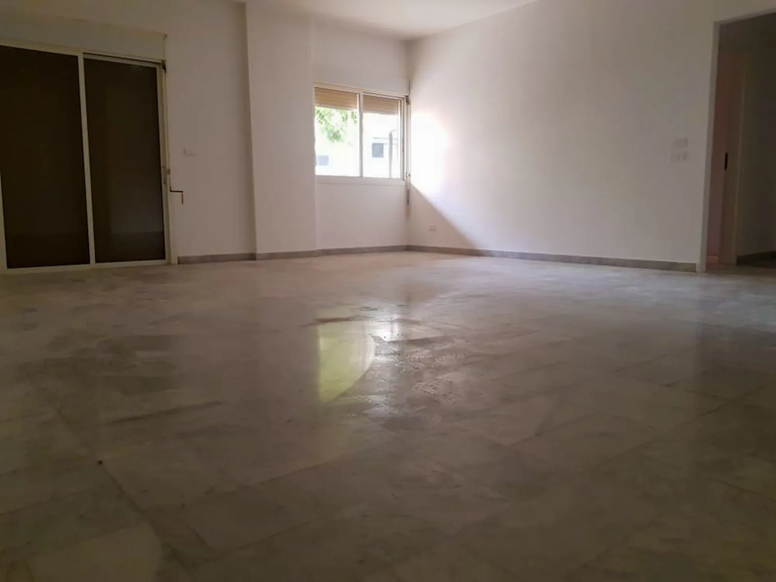 Three Bedroom Apartment in Sabtieh, Metn + Terrace — الصورة 3