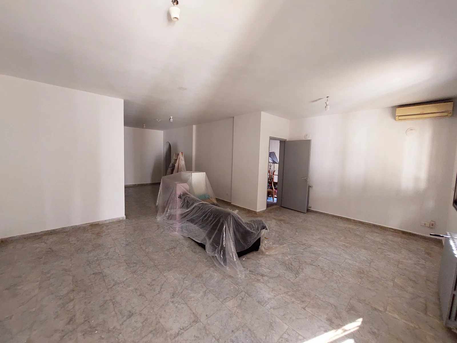 Spacious Apartment for Sale/Rent in Rabweh, Metn with Terrace — الصورة 1