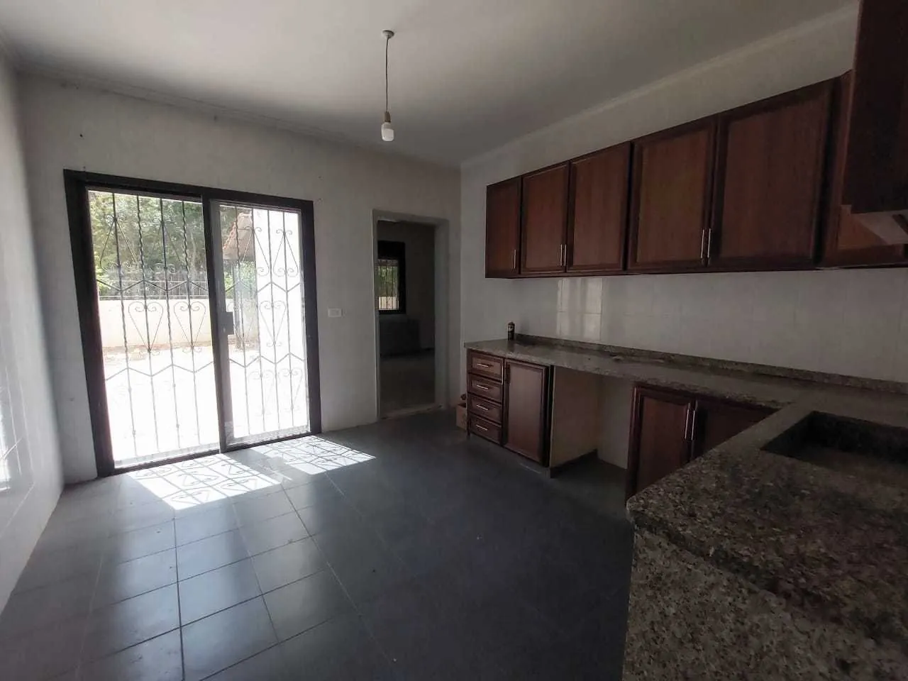 Spacious Apartment for Sale/Rent in Rabweh, Metn with Terrace — الصورة 3