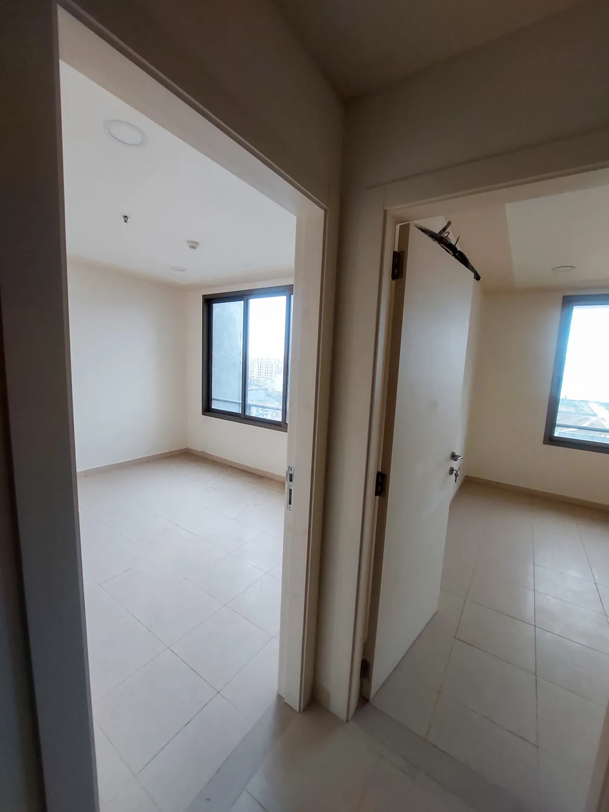 Prime Location Brand New Office for Sale or for Rent in Dbayeh — الصورة 2